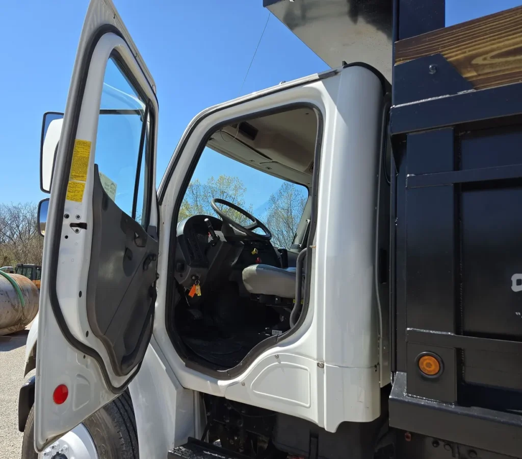 2006 Freightliner Business Class M2